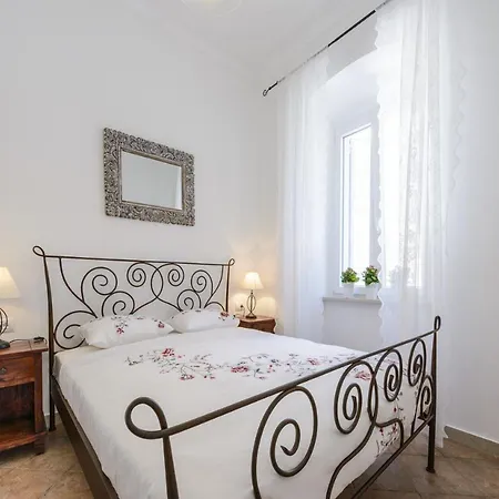 Franka Old Town Apartman *